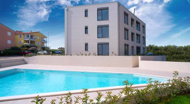 Apartment with yard, patio & pool | Pets are welcome in Novigrad