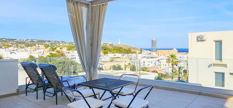 Apartment with hot tub, BBQ & patio | Sea view — photo 2