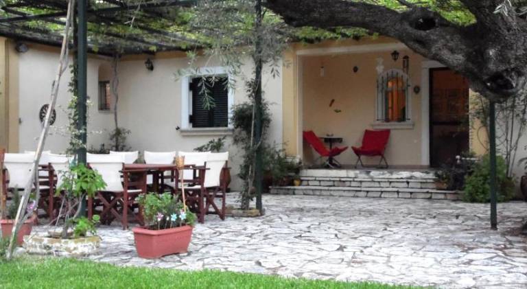Villa with barbeque, patio & yard — photo 2