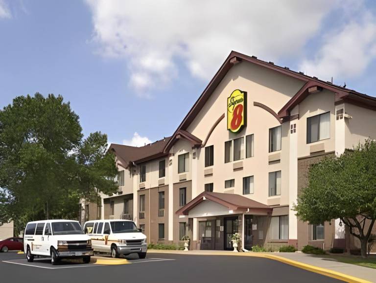 Super 8 By Wyndham Bloomington Airport