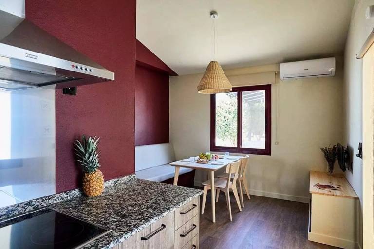 Mobile home with BBQ & patio | Pets allowed — photo 2