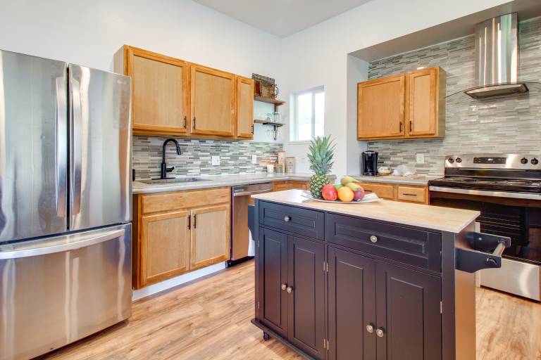 1 Mi to Dtwn Coos Bay: Sleek Apt w/ Deck & Views! — photo 4