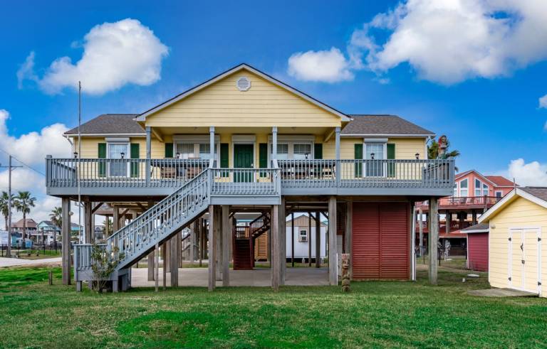 Pleasant vacation home with barbeque | Beach view | Pets allowed in Bolivar, TX