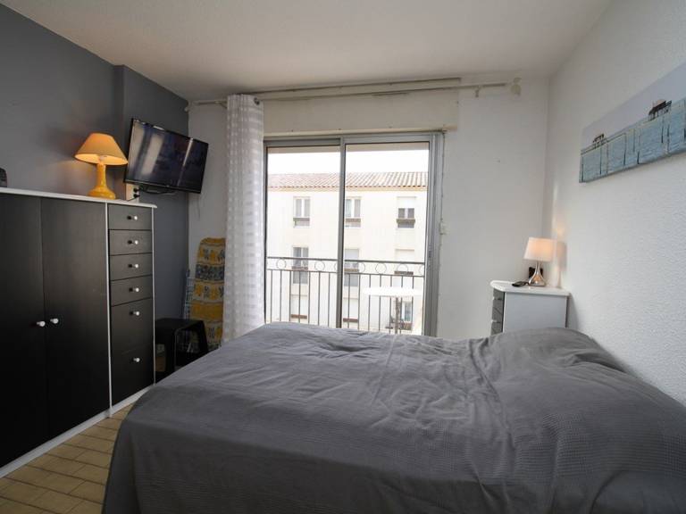 Cozy 2-Star Studio with Parking, Balcony & Modern Amenities Near Thermes — photo 4