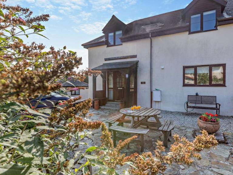 Cottage with yard & pool in Bude