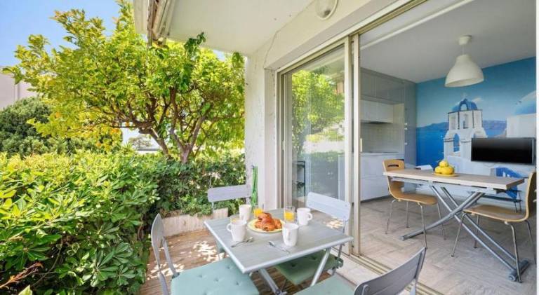Beautiful rental apartment with patio & private pool | Close to the beach | Dogs allowed in Menton