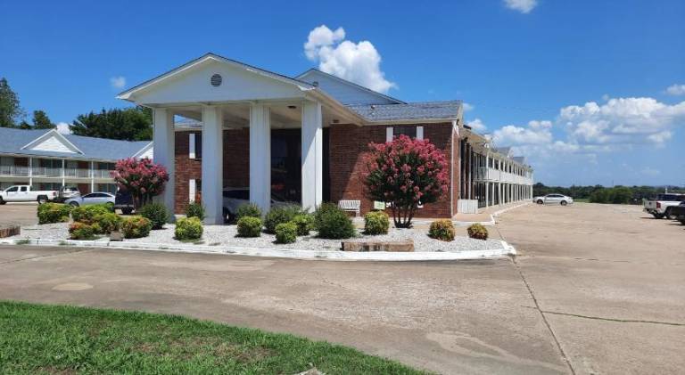 Blue Ribbon Inn and Suites — photo 2