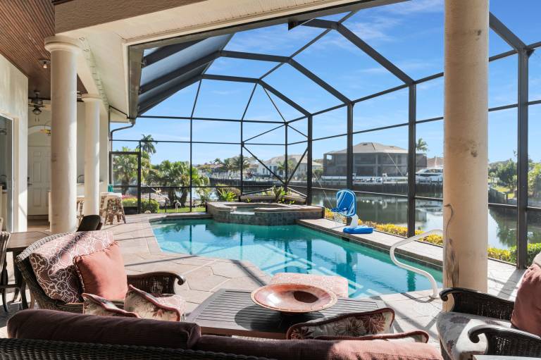 Waterfront 4 Bed Pool Spa Southern Sun
