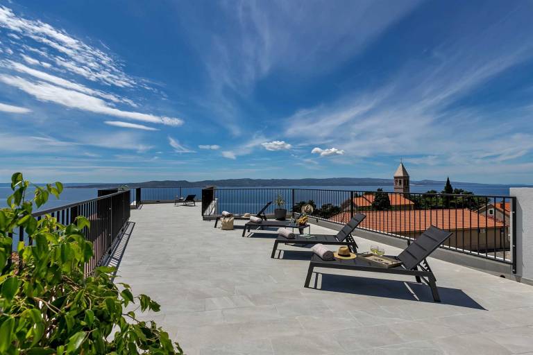 Fully equipped villa with private pool, garden & BBQ | Pool view | Pets allowed — photo 4