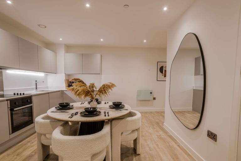 Child-friendly holiday apartment with terrace | Next to Museum of Science and Industry | Water view | Perfect for remote work | Pets allowed — photo 3