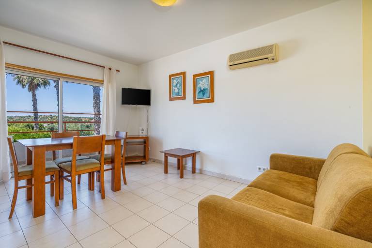 Family-friendly apartment with pool, garden & fast internet | Garden view | Dogs allowed in Portimão