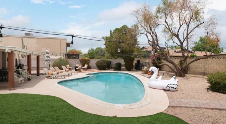 House with pool & hot tub — photo 4