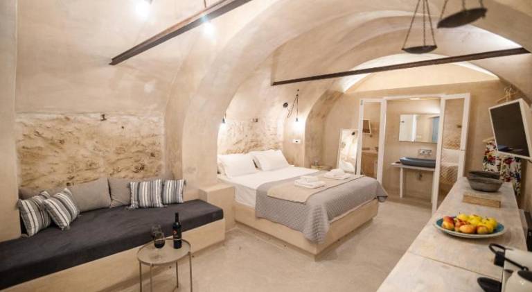 Apartment with yard, hot tub & patio in Santorini