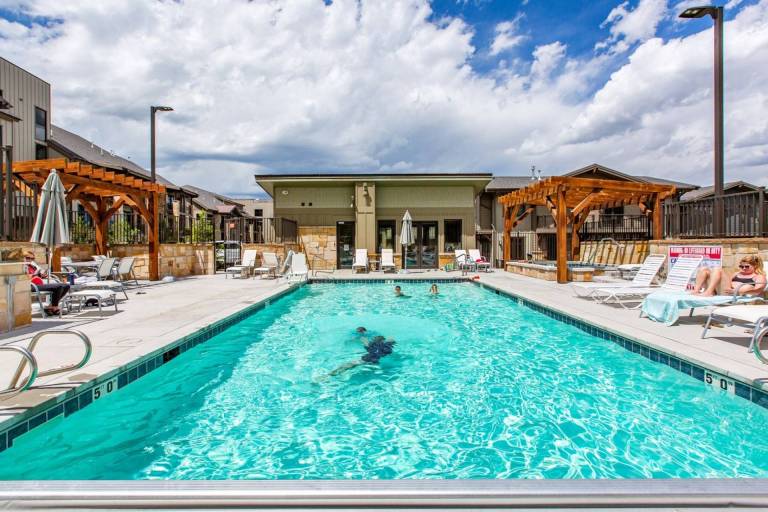 Condo with heated pool, jacuzzi & barbecue | Mountain view — photo 5