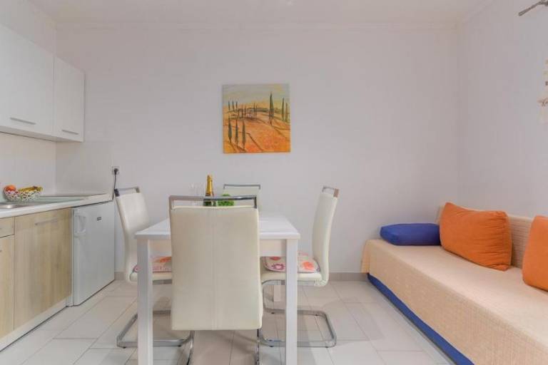 Lovely rental apartment with patio & yard | Dogs allowed — photo 5