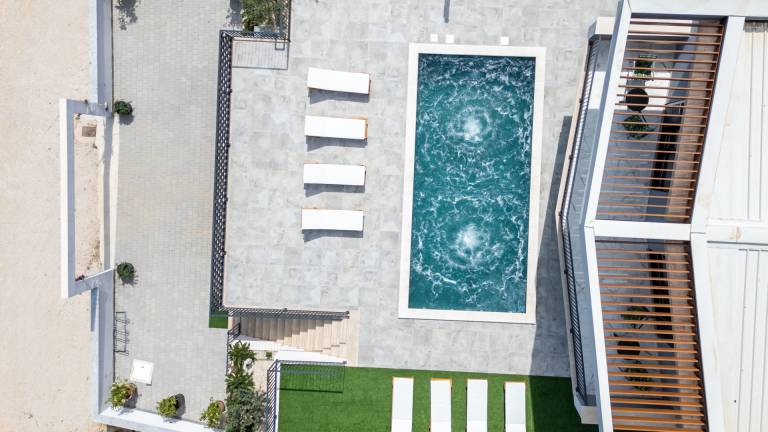 Villa with yard, grill & pool | Pets allowed — photo 5