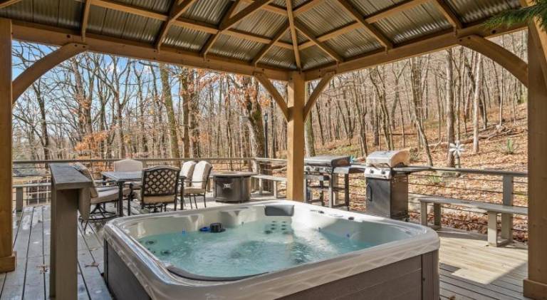 Charming house with jacuzzi | Pet-friendly in Shenandoah, MD