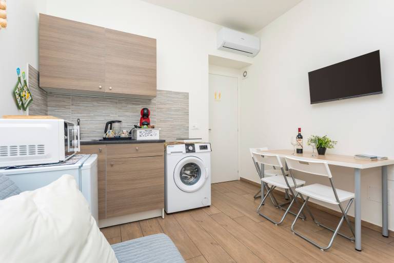 Family-oriented apartment with patio & fast internet | Next to Castello Ursino | City view | Pets are welcome — photo 5