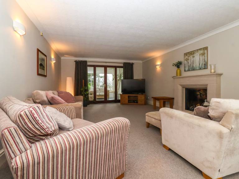 Cottage with hot tub & garden — photo 4