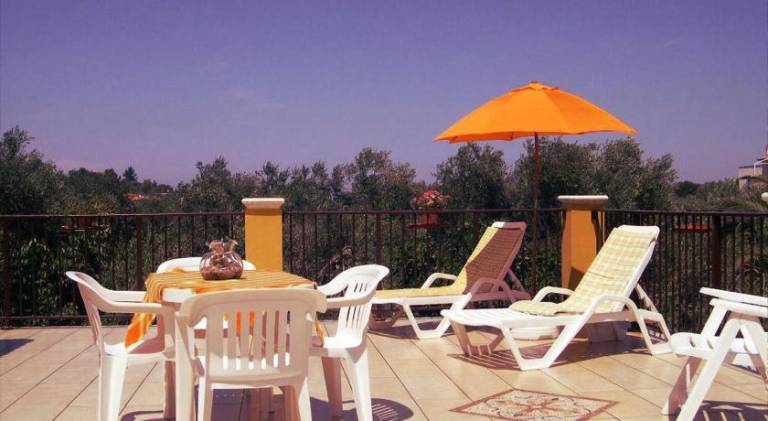 Rental apartment with patio, BBQ & garden — photo 3