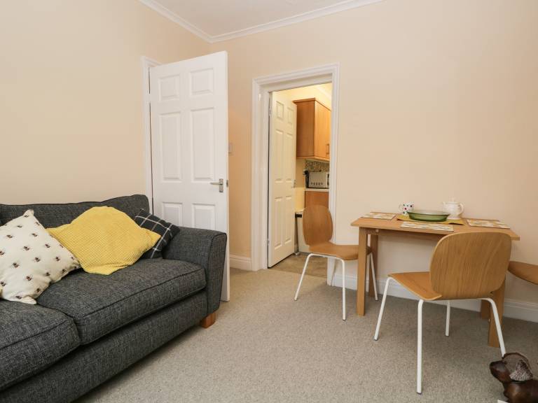 Cottage with garden — photo 3
