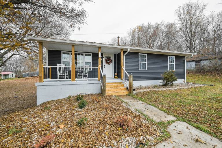 Vine Grove Home w/ Deck, 4 Mi to Saunders Springs! — photo 3