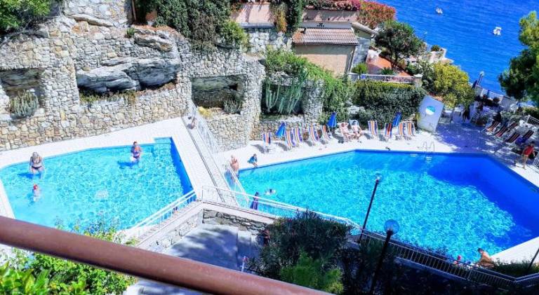 Villa with hot tub & pool | Pets allowed — photo 5