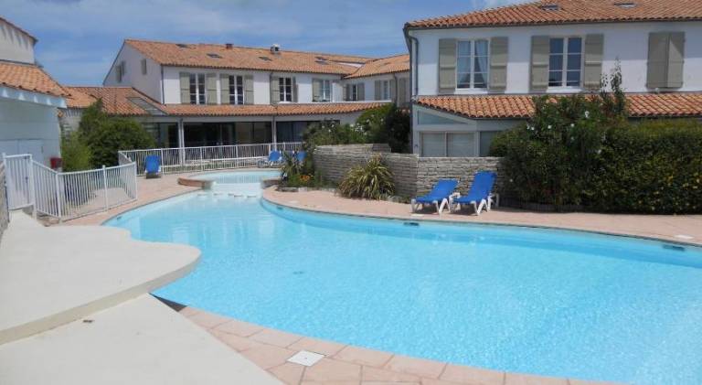 Holiday apartment with pool in Le Bois-Plage-en-Re