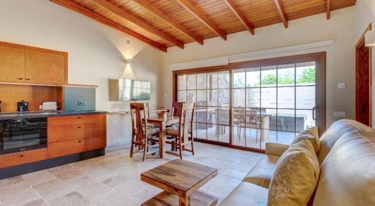 Vacation home with yard & patio — photo 3