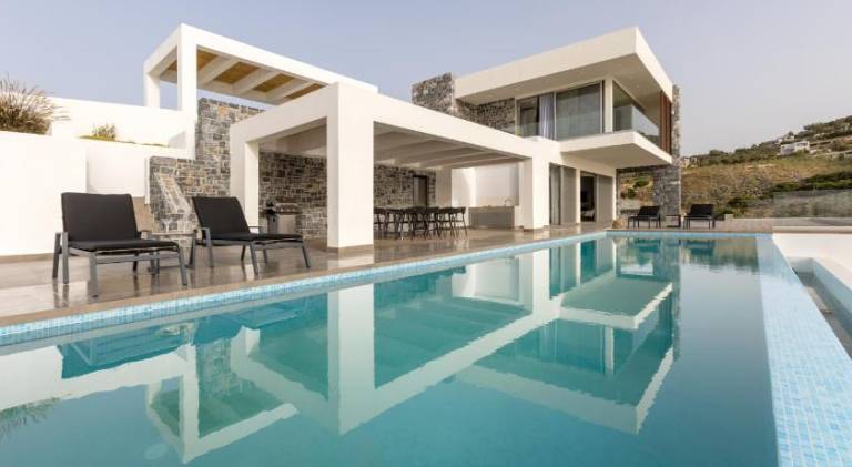 Children-friendly big villa with patio, yard & private pool | Pet-friendly in Malevizi