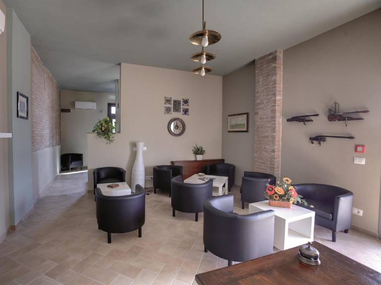 Serviced apartment with yard | Pet-friendly — photo 2