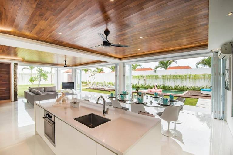 Villa with hot tub, grill & yard — photo 4
