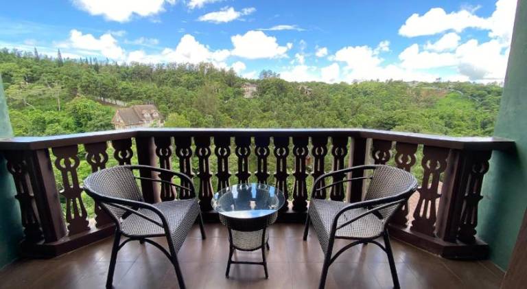 Rental apartment with pool, patio & hot tub in Tagaytay