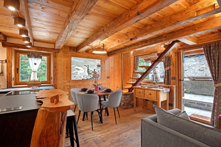 Chalet 'Lo Pailler De Mamma e Pappa' with Mountain Views, Private Terrace, Wi-Fi & Steam Bath — photo 5
