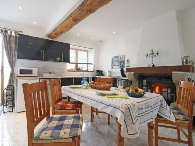 Cottage with yard, jacuzzi & barbecue — photo 4
