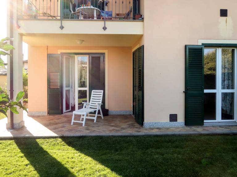 Rental apartment with patio, garden & barbeque — photo 2