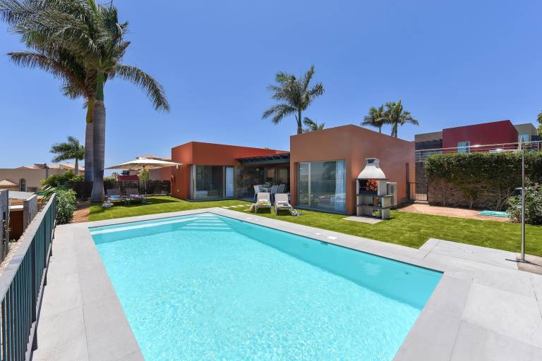 Villa with BBQ, private pool & patio — photo 3