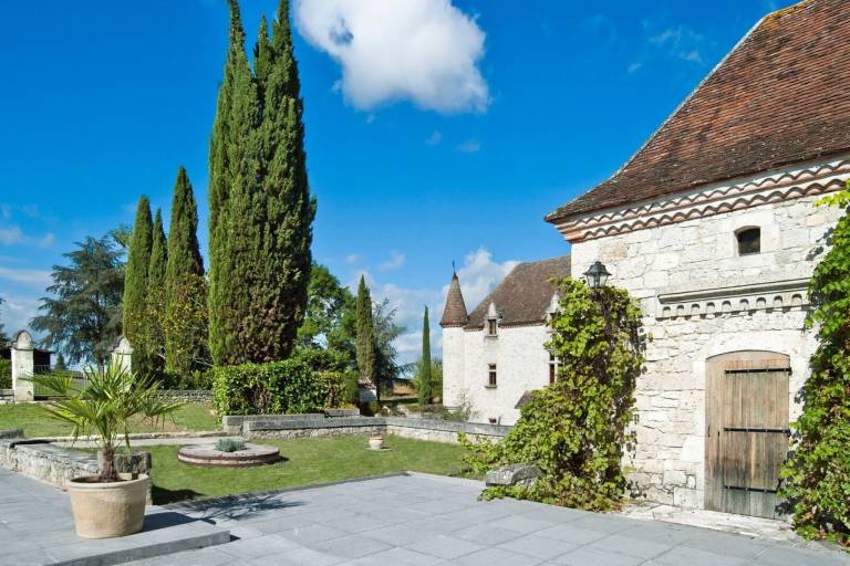 Castle with patio, hot tub & barbecue | Nature view | Pets are welcome — photo 5