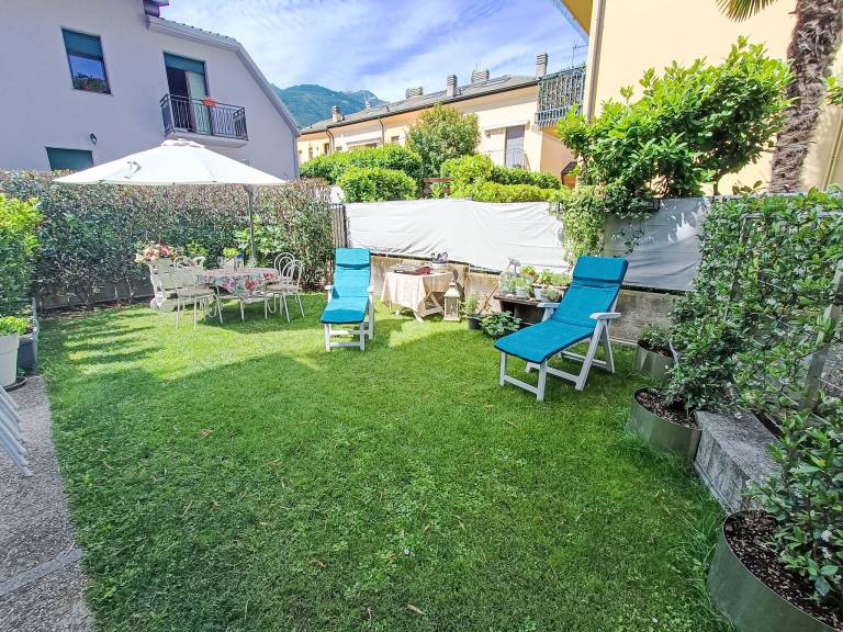 Holiday apartment with patio & yard | Mountain view — photo 2