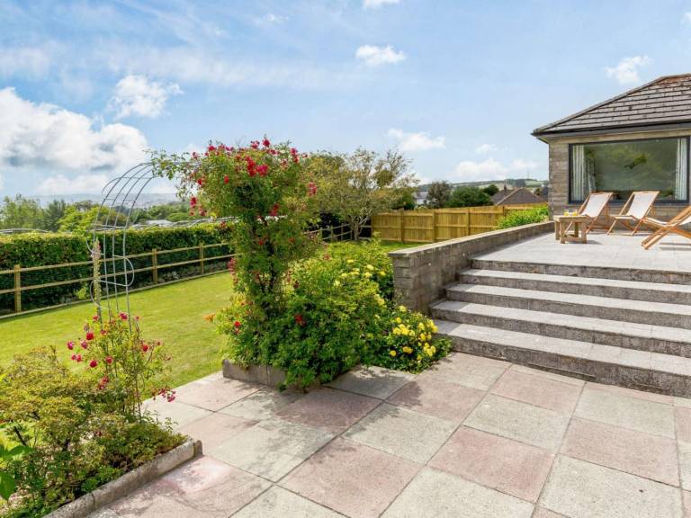 Fully equipped vacation home with yard & barbecue | Water view | Pet-friendly — photo 3