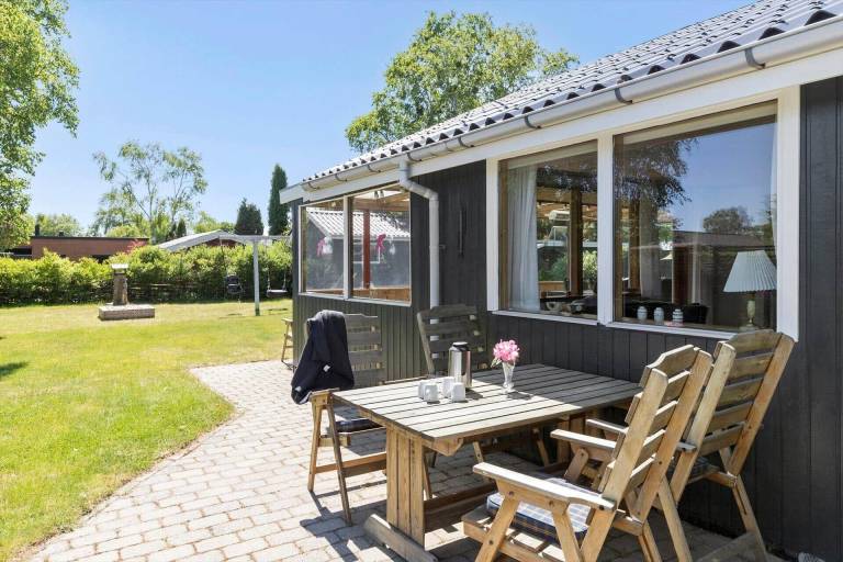 Pleasant vacation home with patio, garden & barbecue | Dogs allowed in Grenaa