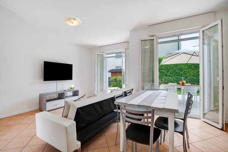 Fully equipped beautiful villa with garden & fast internet | Garden view | Dogs allowed — photo 4