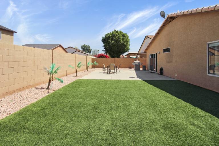 Fully equipped charming vacation home with patio & yard | Pets allowed — photo 4
