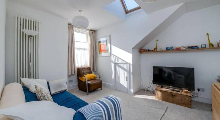 2-Bedroom Stunning Spacious Loft Apt Near Beach Sleeps 4 with Sea View, Pet-friendly - by Blue Puffi in Portsmouth