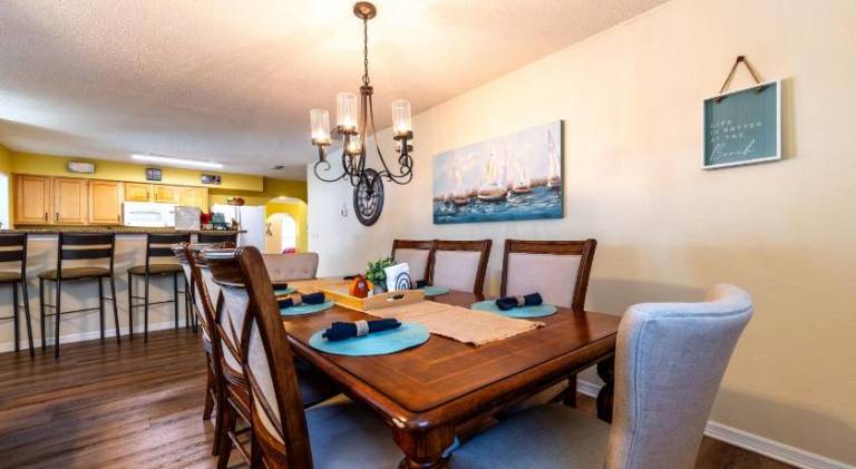 Vacation home with pool — photo 4