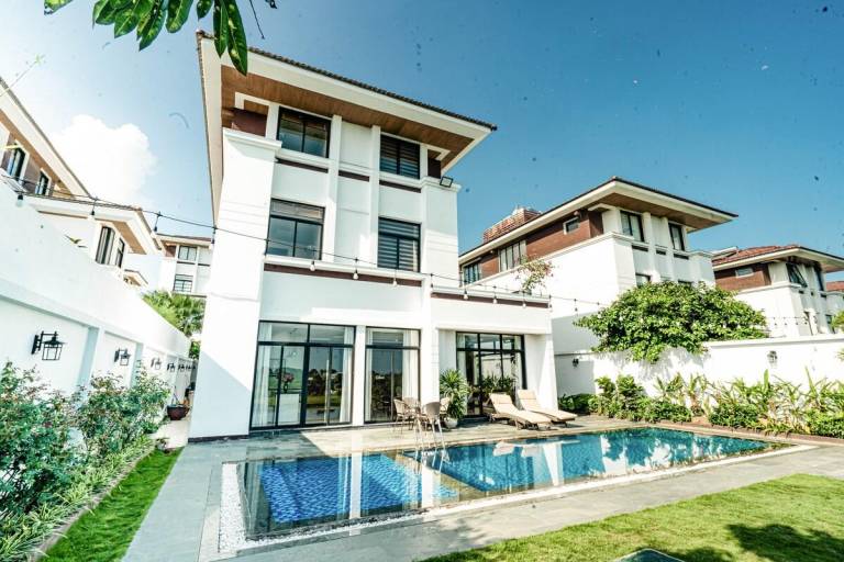 Villa with pool, jacuzzi & BBQ | Water view | Suitable for remote work | Dogs allowed in Ha Long
