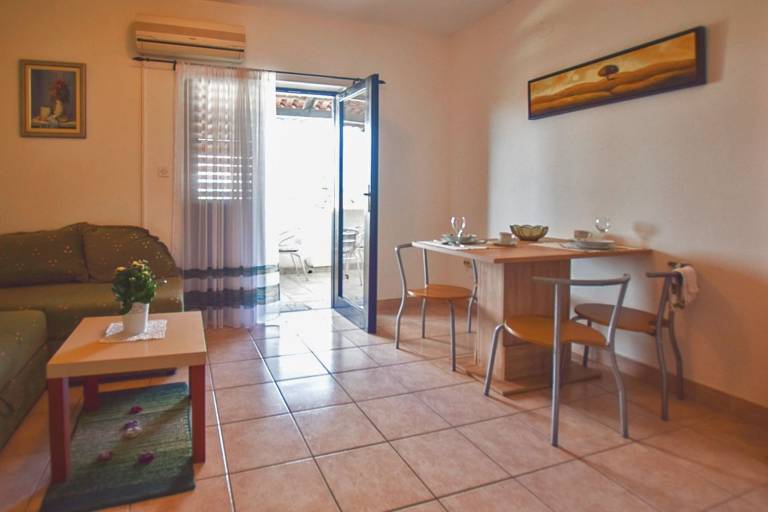 Rental apartment with terrace, garden & BBQ | Garden view — photo 5
