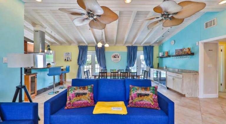 Vacation home with pool — photo 2