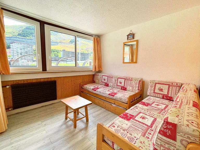 Studio with 1 room for 4 persons in Les Belleville