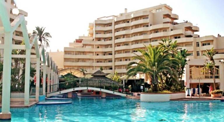 Apartment with yard, private pool & terrace in Torremolinos